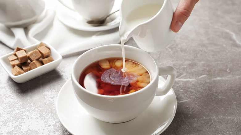 puring milk in tea