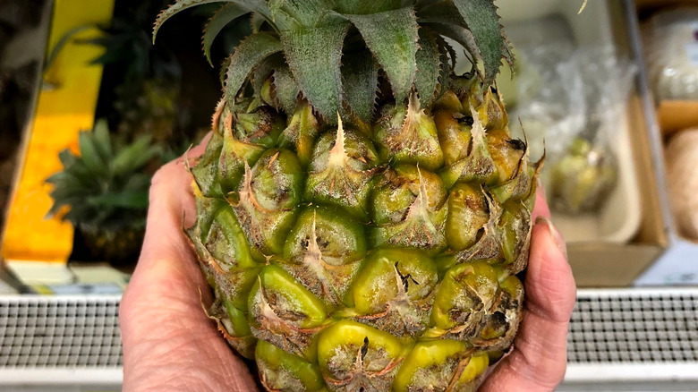 pineapple in hand