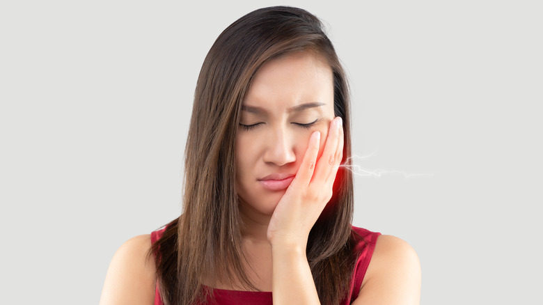 A woman has pain in her teeth