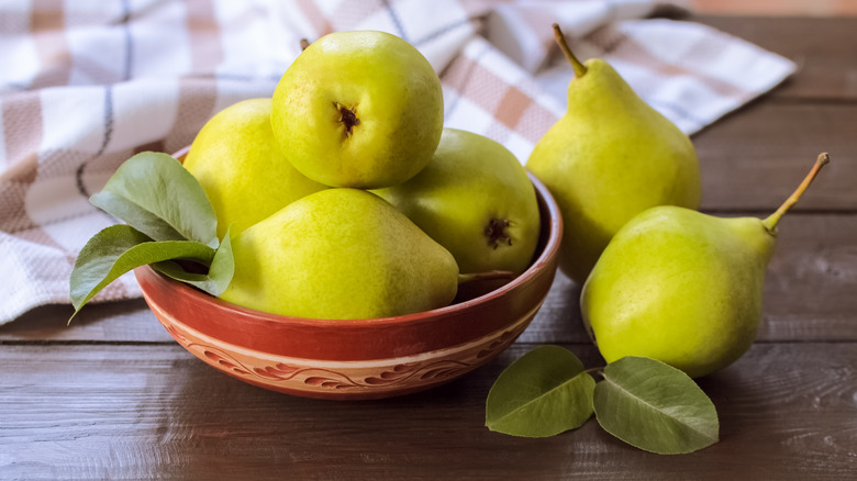 Green pears in a bowl