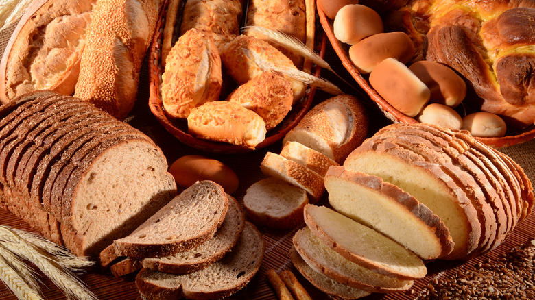 Multiple kinds of bread