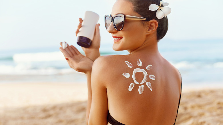woman applying sunscreen