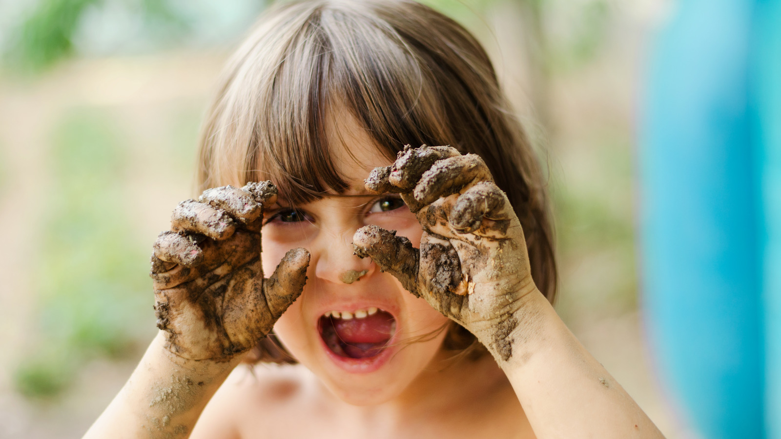 Песок в глаза ребенку что делать. Тереть глаза грязными руками. Ребенок ест грязными руками.