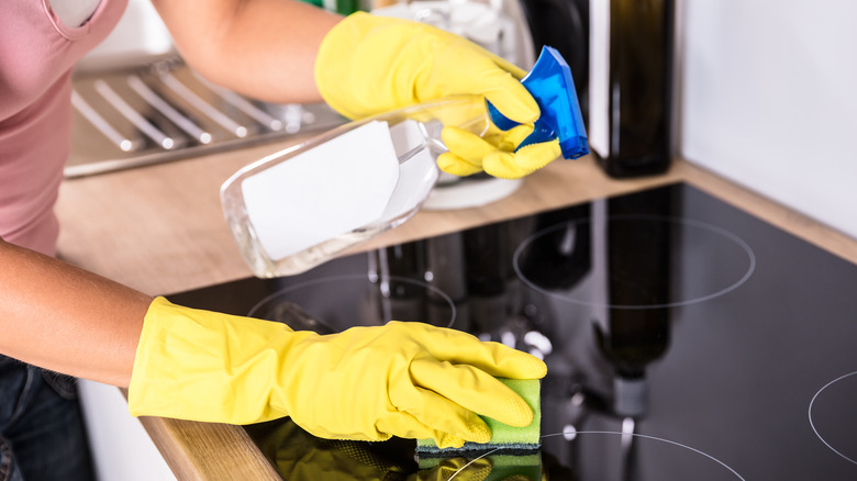 cleaning with stovetop kitchen sponge 