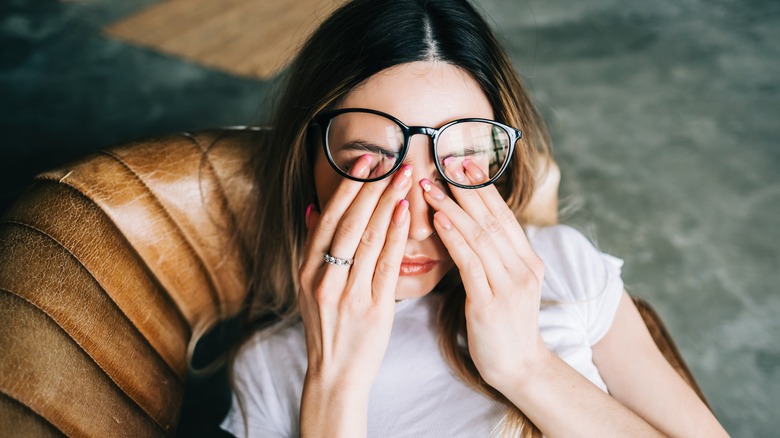 woman with eye pain