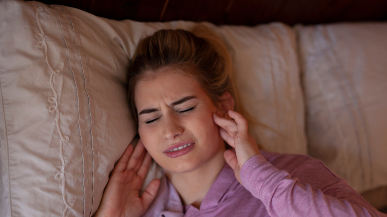 Woman experiencing jaw pain