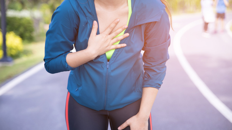 asthmatic holding chest after exercising