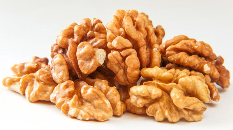 bunch of peeled walnuts