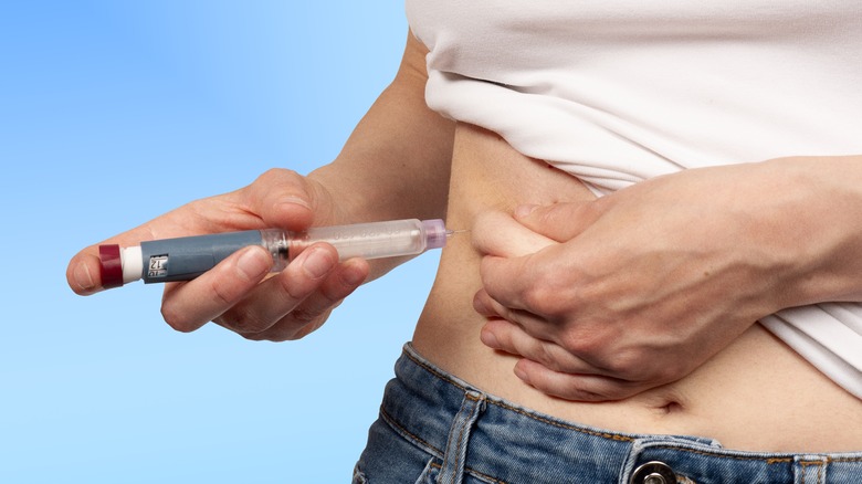 woman using insulin pen