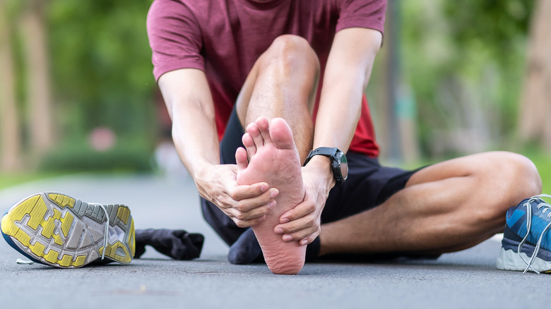 runner rubbing his plantar fascia