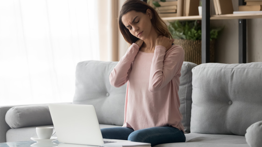 woman with back pain from laptop