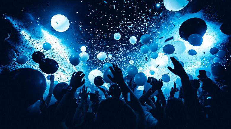 Crowd at a dance club with balloons.