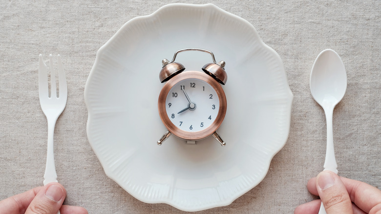 Face of a clock on an empty plate