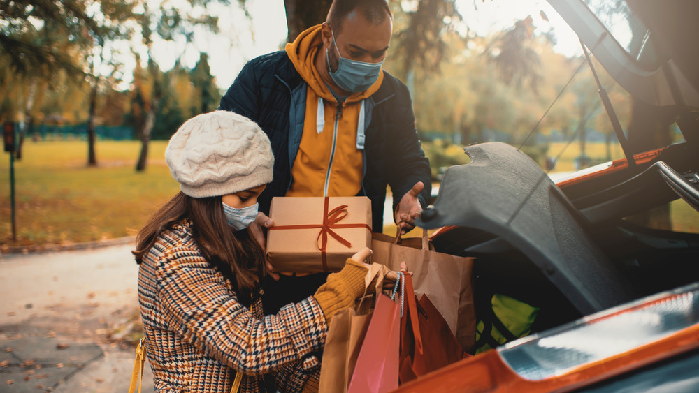 Masked family traveling for Christmas