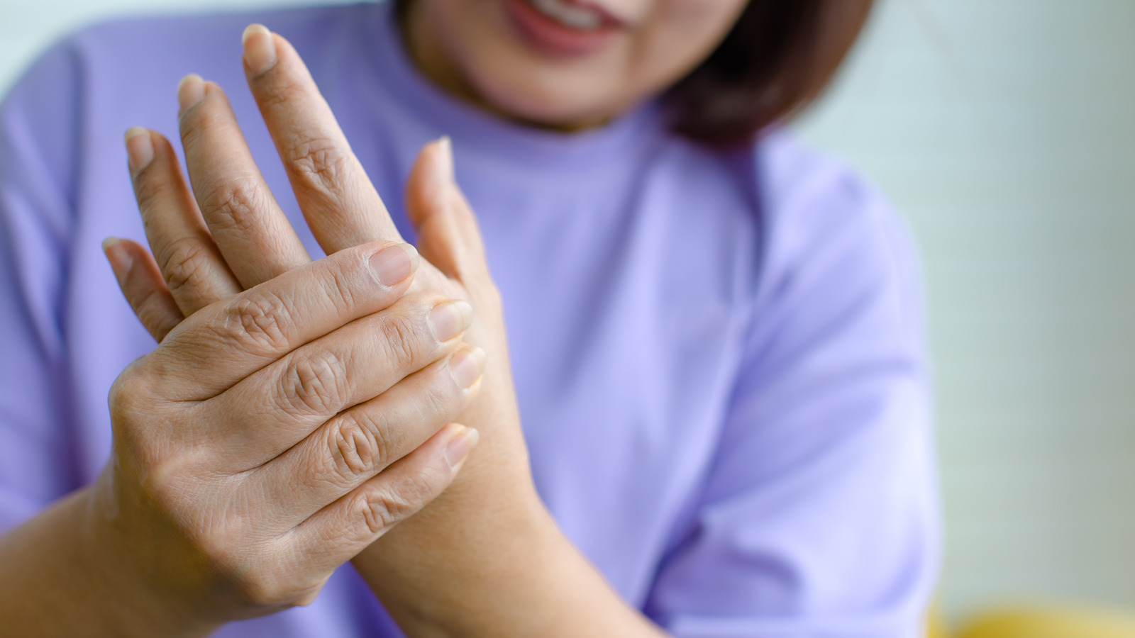 If Your Fingers Feel Numb, It Could Be A Sign Of This