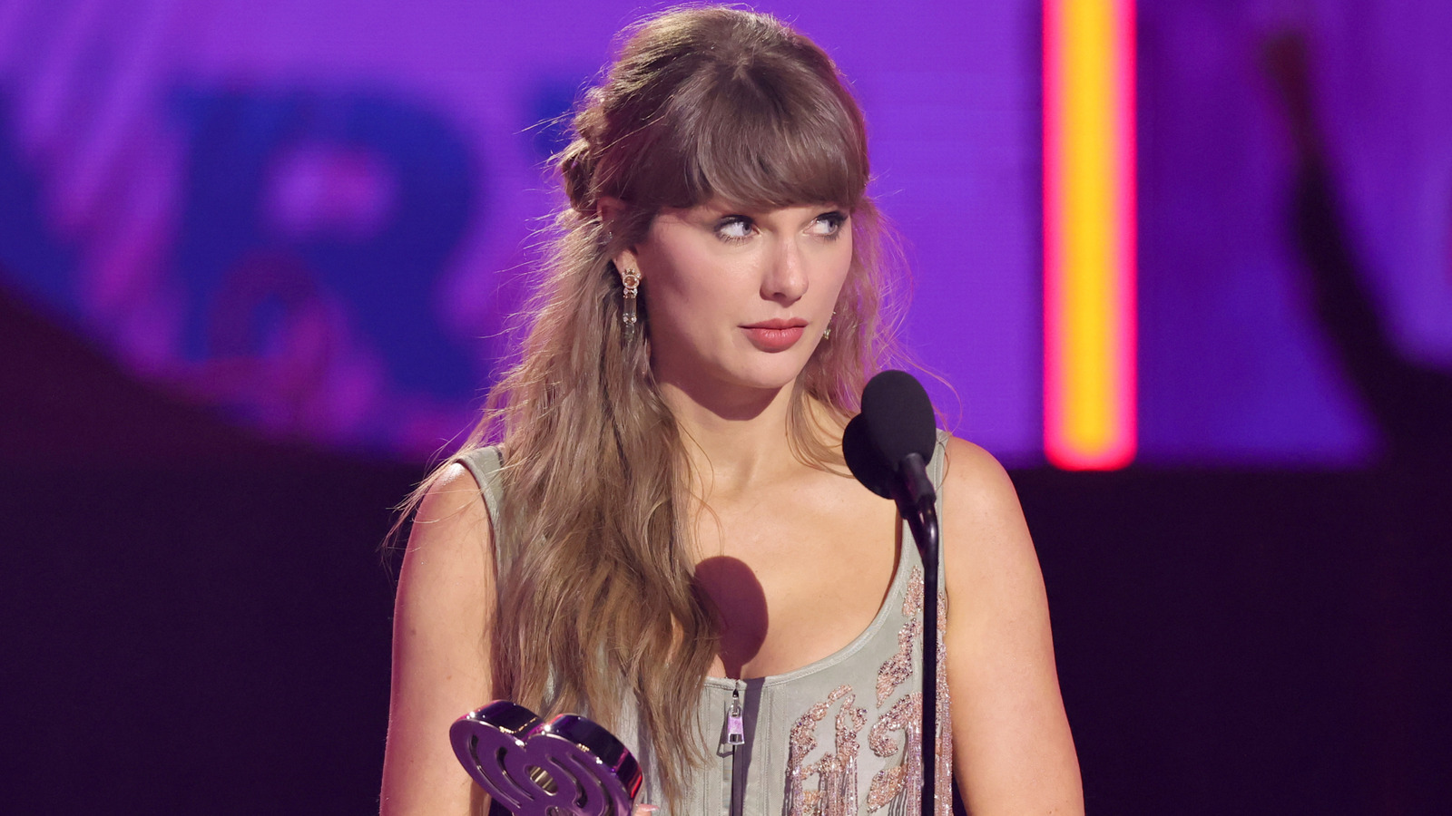 <a href="https://www.healthdigest.com/2208276/taylor-swift-legs-shower-confession/" target="_blank">In 2019, Taylor Swift’s Hygiene Confession About Her Legs Sparked A National Conversation</a>