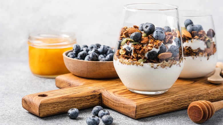 yogurt parfait with blueberries