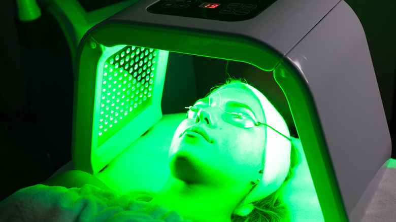 Women getting green light therapy