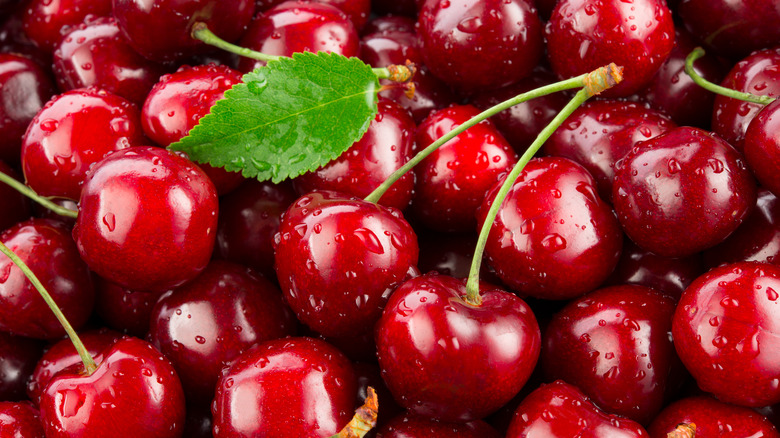 A pile of cherries