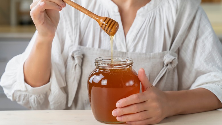 honey dipper from glass jar