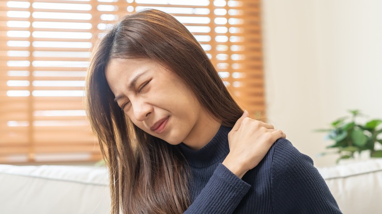 A woman has shoulder pain