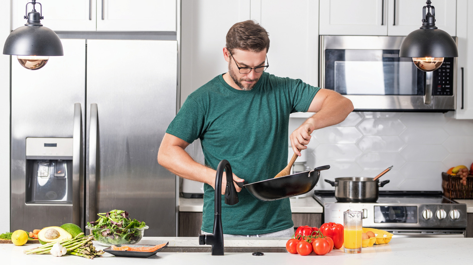 <a href="https://www.healthdigest.com/1810106/what-happens-when-to-throw-out-nonstick-pan-food-safety/" target="_blank">It’s Time To Throw Out Your Nonstick Pan If This Happens</a>