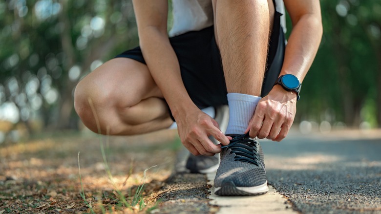 A man tying his running shoes