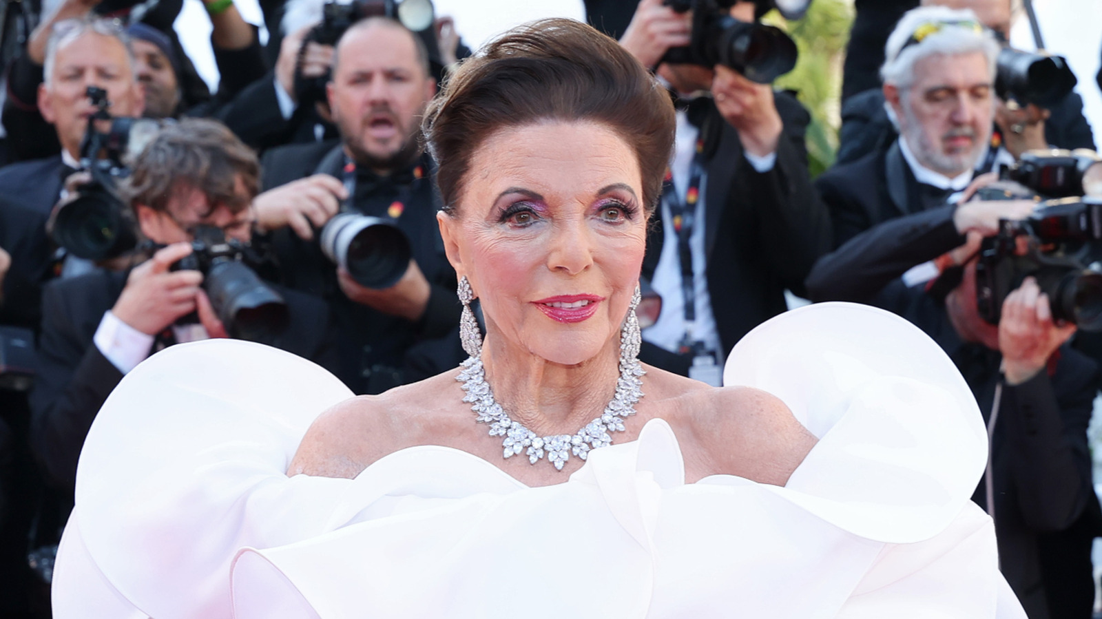 <a href="https://www.healthdigest.com/2172873/joan-collins-stunning-cameo-92-cannes-no-nonsense-health-tips/" target="_blank">Joan Collins’ Stunning Cameo At 92 In Cannes Has Everyone Revisiting Her No-Nonsense Health Tips</a>