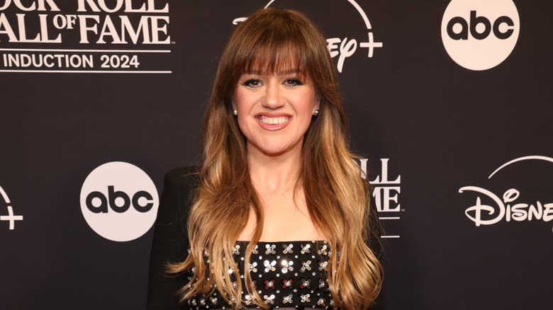 Kelly Clarkson smiling