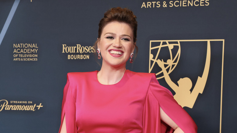 Kelly Clarkson smiling