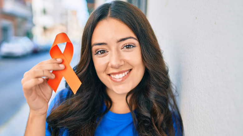 woman holding multiple sclerosis ribbon