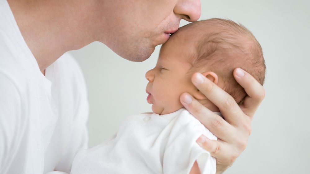 dad with newborn