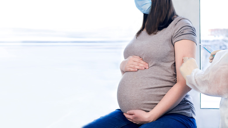 A pregnant woman gets vaccinated