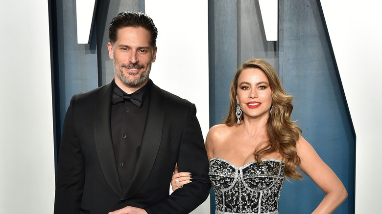 Joe Manganiello and Sofía Vergara posing