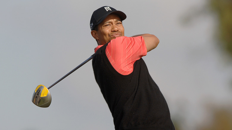 Tiger Woods playing golf during the year he experienced a shoulder blade muscle injury