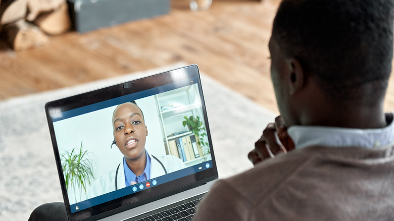 Patient and doctor talking via a telemedicine platform