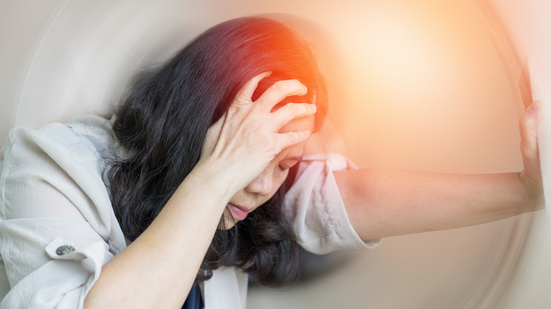 woman experiencing dizziness after eating