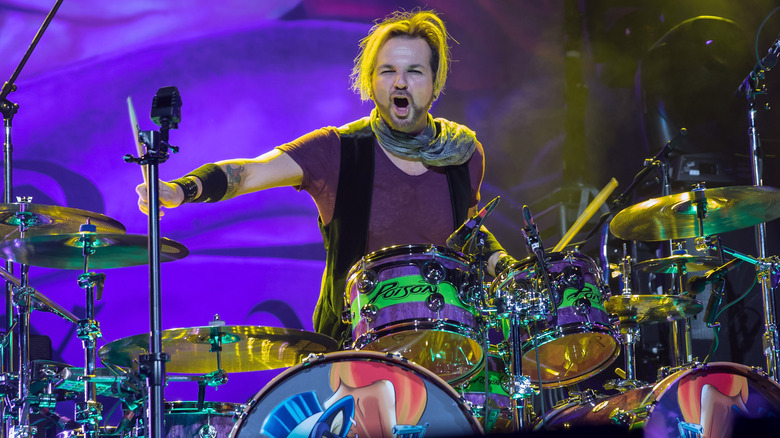 Rikki Rockett drumming