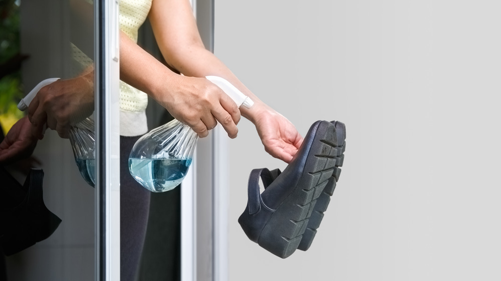 Cleaning and disinfecting shoes