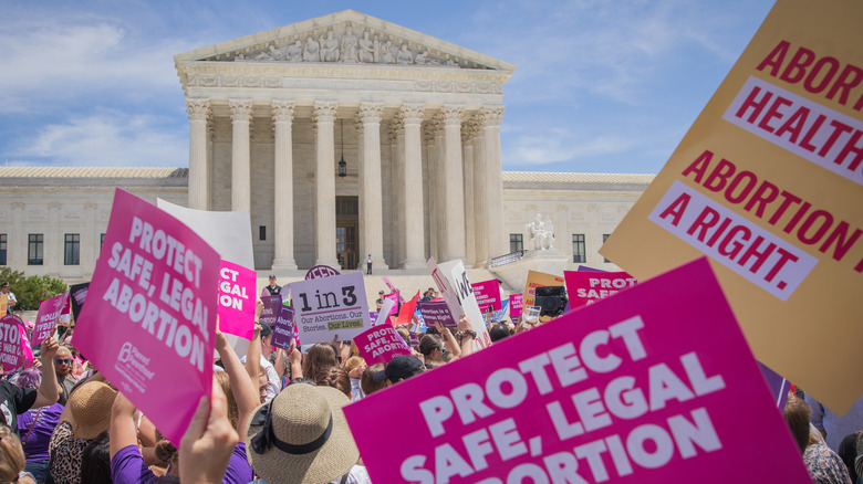 People rallying for Roe v Wade ruling