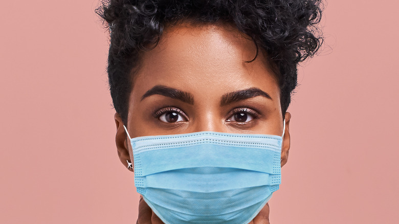 woman wearing mask 