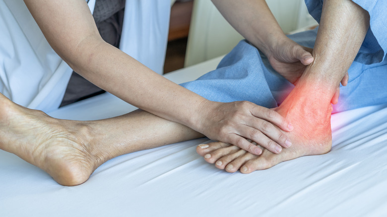 doctor examining patient with posterier tibial tendonitis