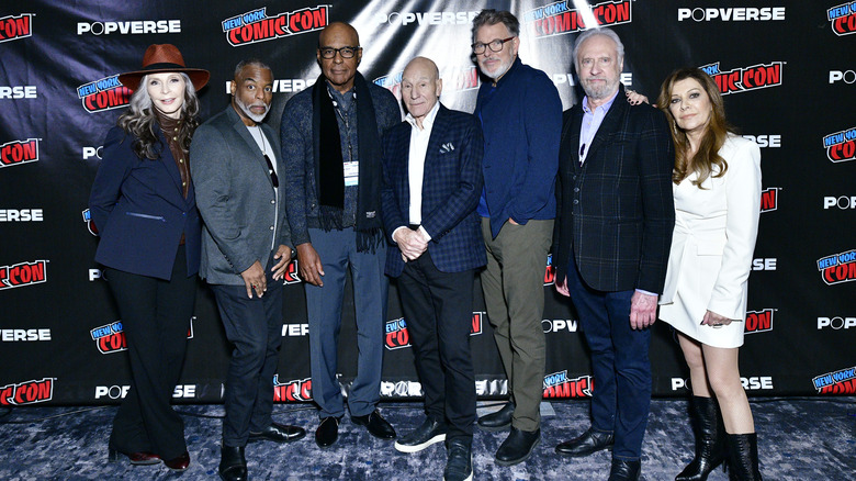 Jonathan Frakes and Picard actors posing at NYCC