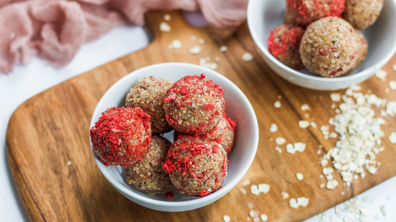 Strawberry energy bites recipe