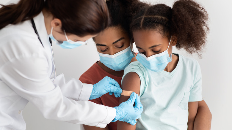 Doctor gives girl COVID vaccine