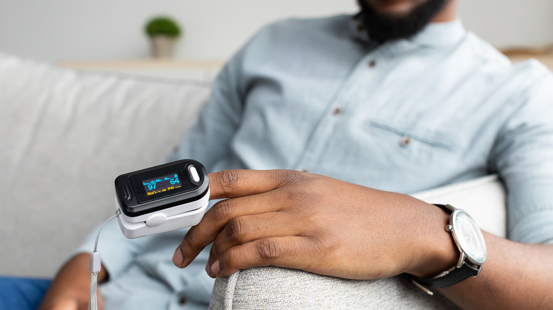 A man uses a pulse oximeter