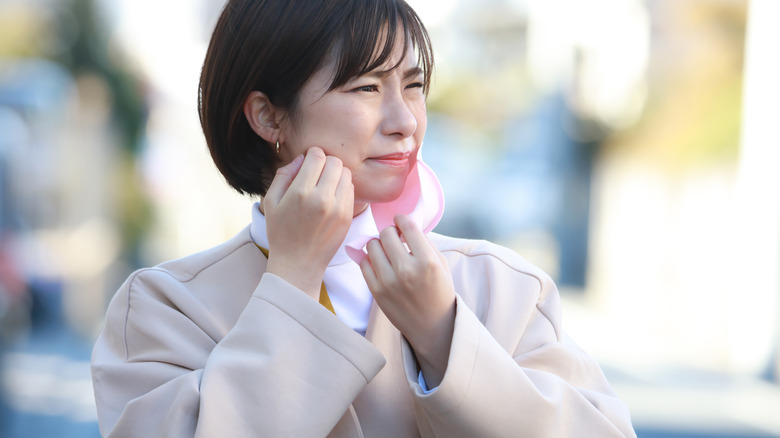 woman face itchy