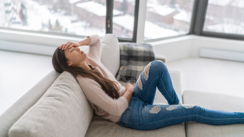 woman headache hormones