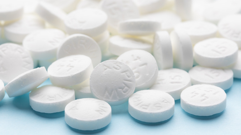 a pile of white aspirin pills 