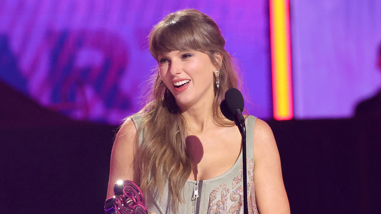 Taylor Swift giving an acceptance speech